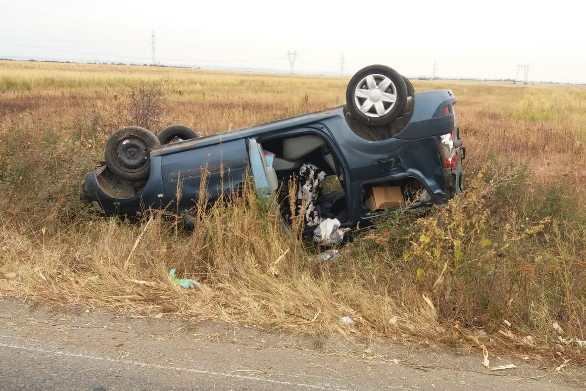 Autoturism răsturnat la Suseni. O șoferiță de 70 de ani a ajuns cu mașina pe câmp