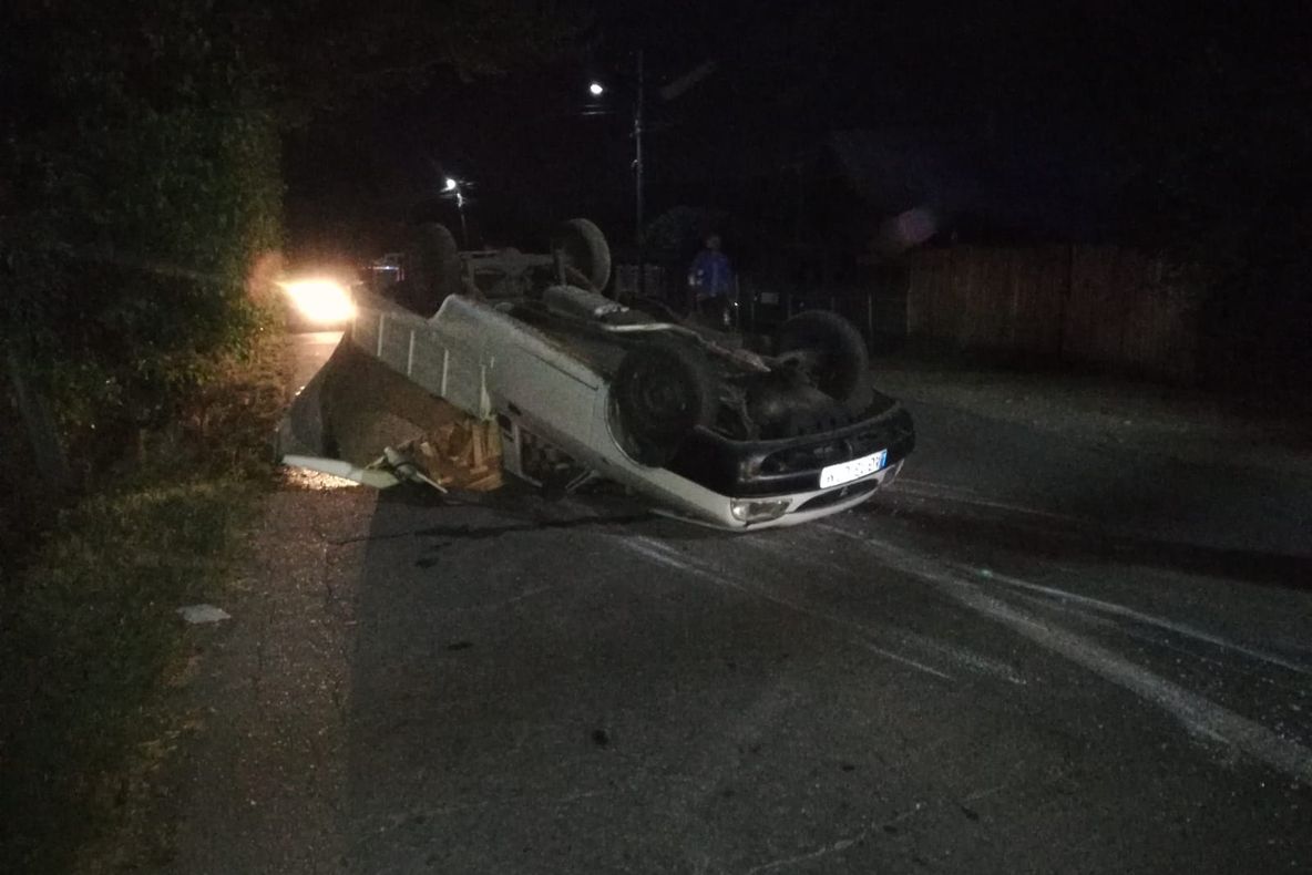 Şoferul s-a răsturnat cu camioneta în mijlocul şoselei