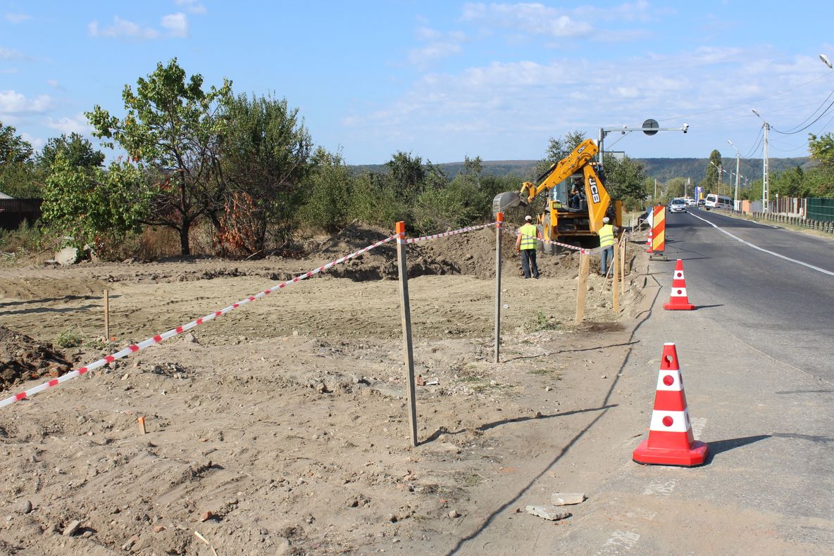 Se lucrează la amenajarea noului sens giratoriu de la Mioveni