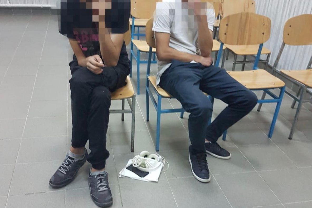 Prinși de jandarmi în timp ce se drogau în apropierea unui liceu