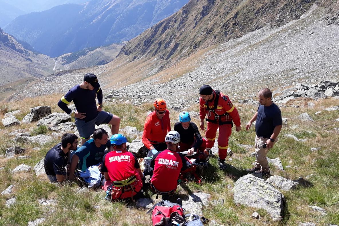 A cerut elicopterul SMURD pentru că și-a rupt un deget pe munte. Reacţia salvamontiştilor argeșeni