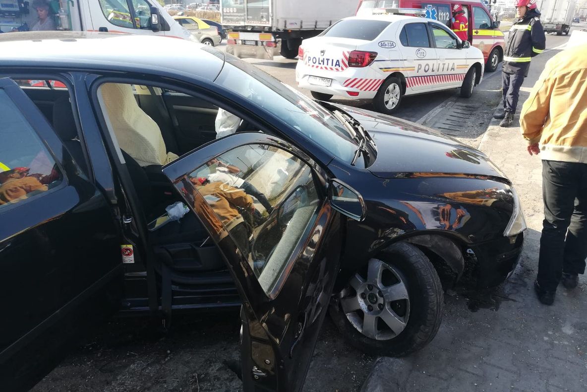 Şoferiţa s-a oprit cu maşina în parapetul din beton, la ieşirea de pe A1