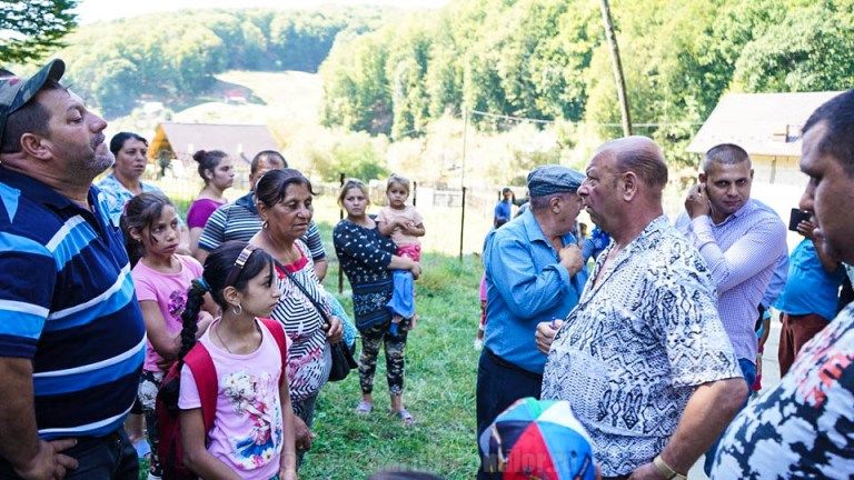Romii din Argeş: Vrem respect! Ei cer locuri de muncă!