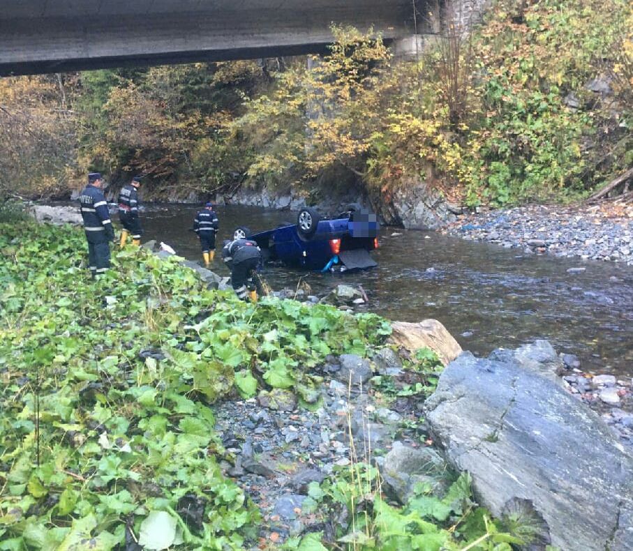 O tânără a căzut cu mașina de pe un pod, pe Transfăgărăşan