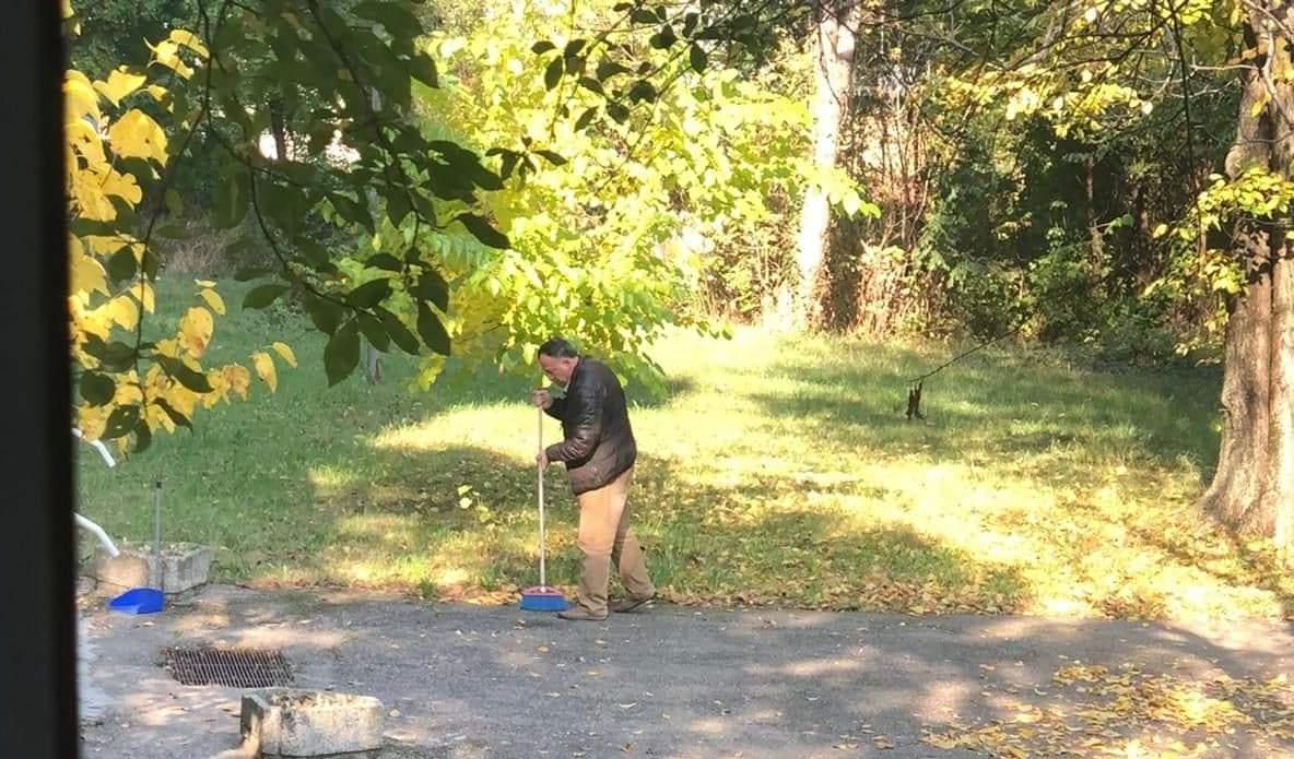 Tudor Pendiuc, la mătură. Fostul primar - muncă în folosul comunității la Direcția de Sănătate Publică