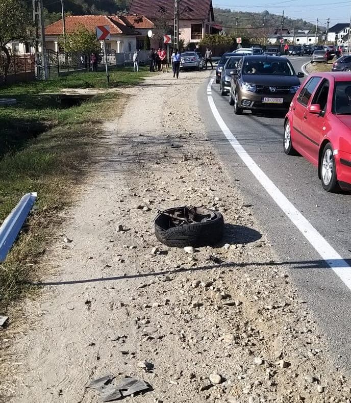 Trei adulţi şi doi copii, răniţi în accident la Merişani!