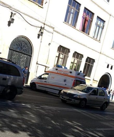 Doi elevi loviți de mașină în fața liceului, după ce au traversat neregulamentar