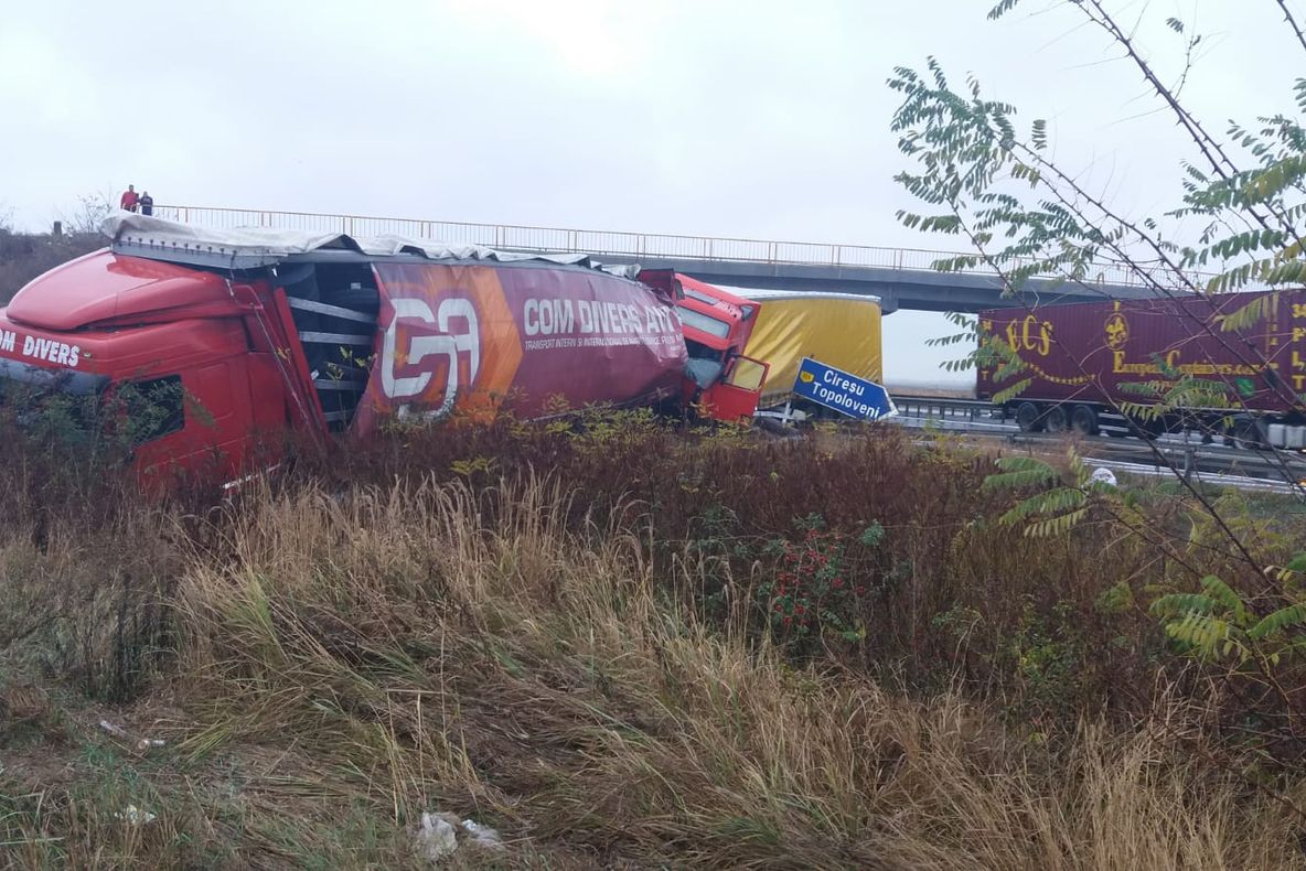 Accident între două tiruri pe A1, la Căteasca. Cei doi șoferi, la spital