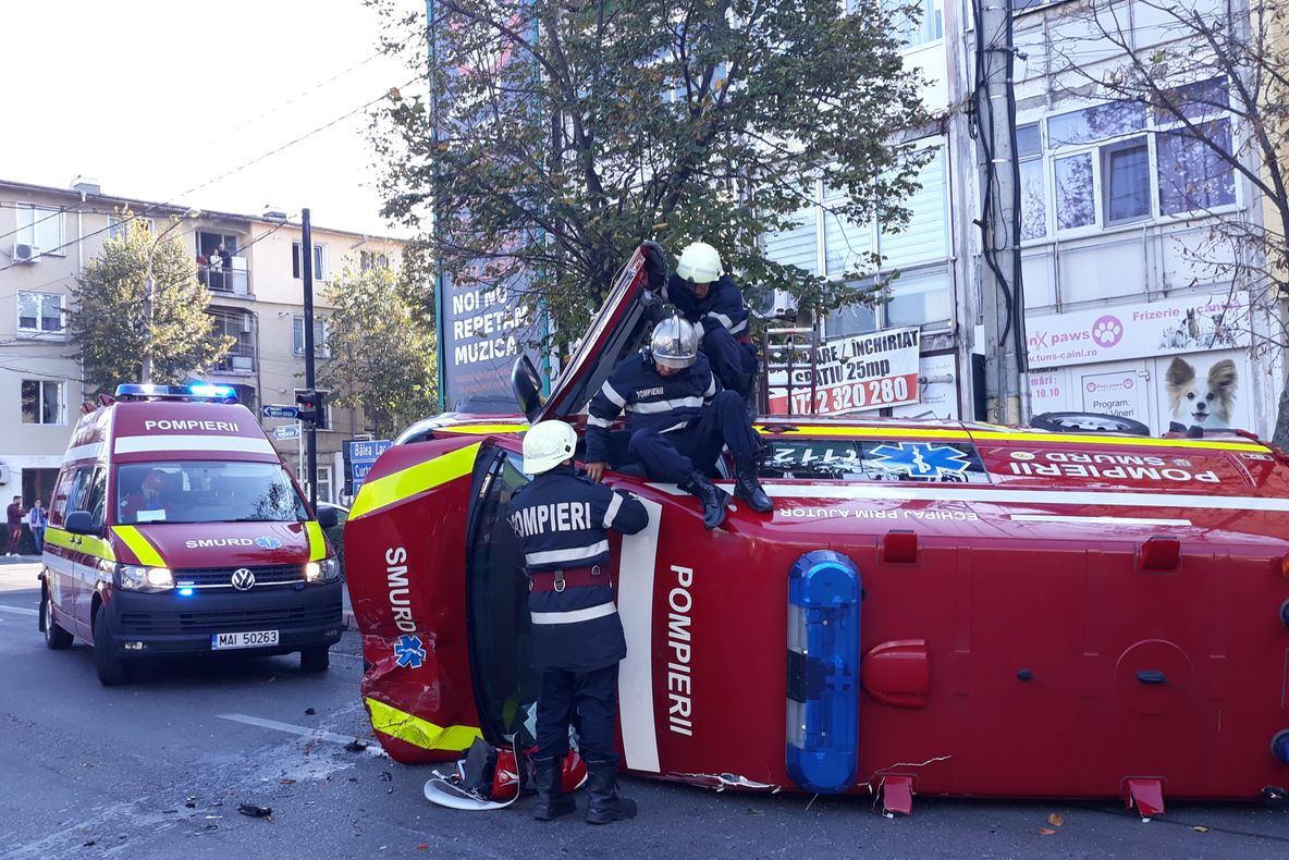 UPDATE-Ambulanţă SMURD răsturnată în centrul Piteştiului!