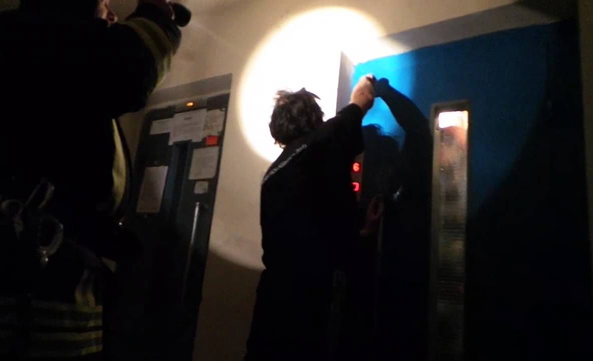 Două persoane, blocate în liftul unui bloc din Pitești