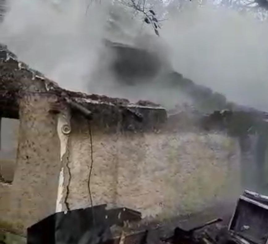 Update! Video - Bătrân găsit carbonizat, sub dărâmături, în incendiul care i-a cuprins casa