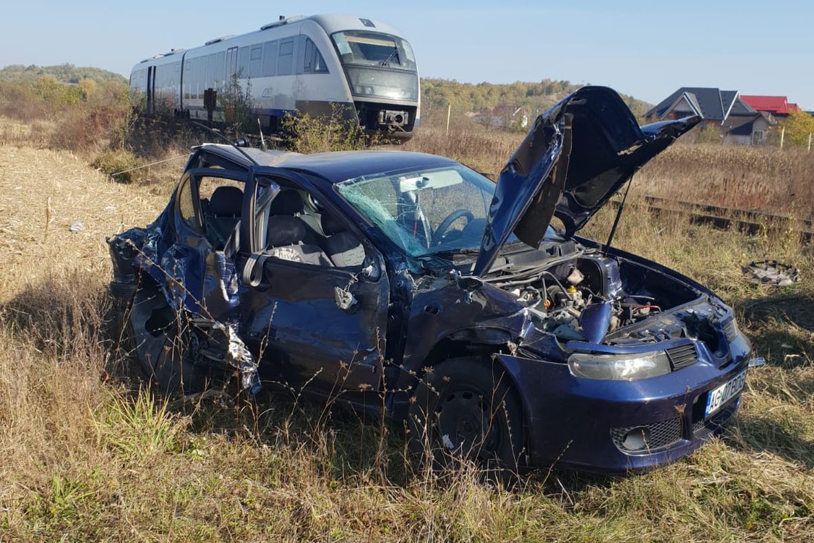 UPDATE! Video: Impact violent în Argeș, după ce un tren a lovit în plin o maşină