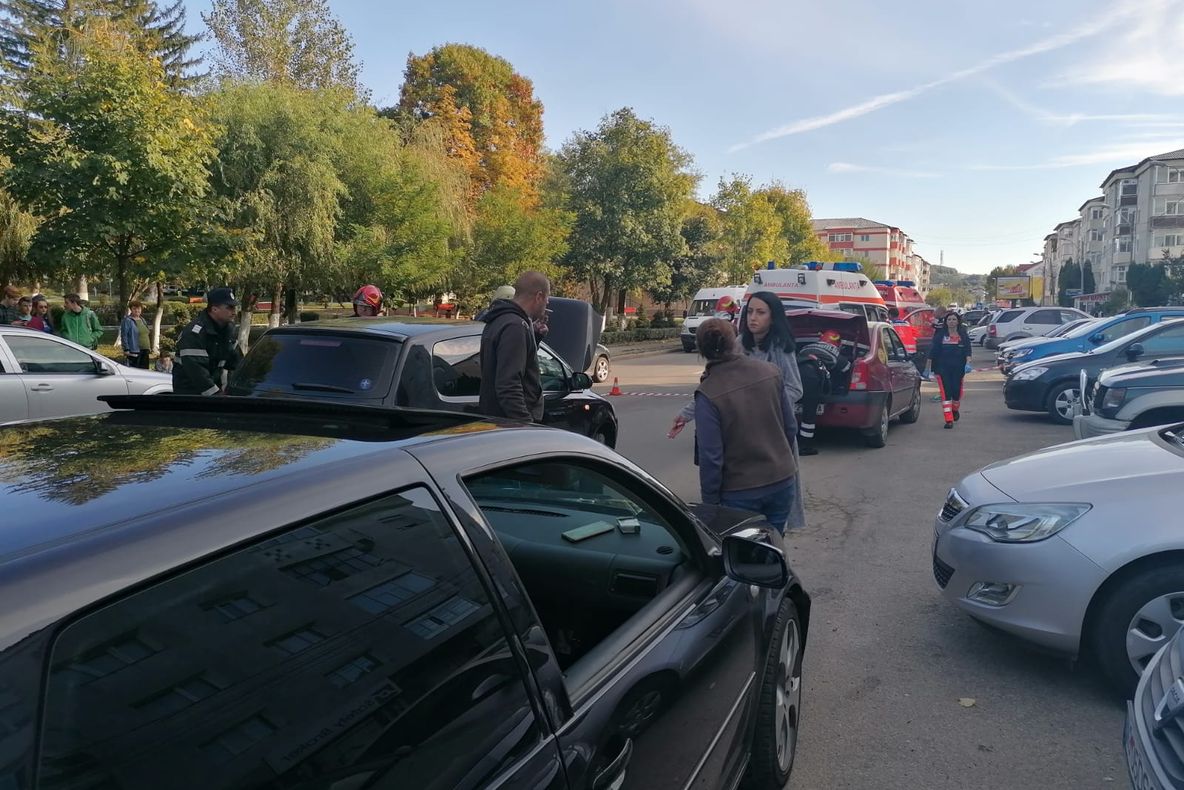 Pasageră din taxi, rănită în accident, la Curtea de Argeș