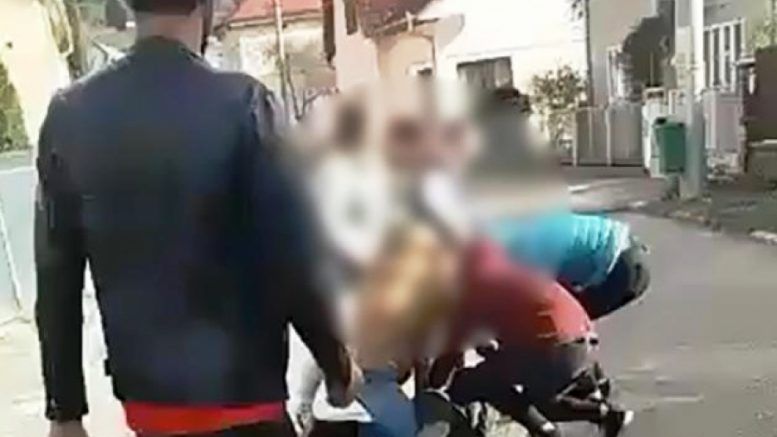 Patru elevi reţinuţi după ce s-au încăierat în faţa unui liceu!