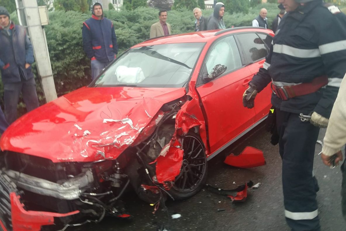 Soț și soție, răniți în accident la Mioveni