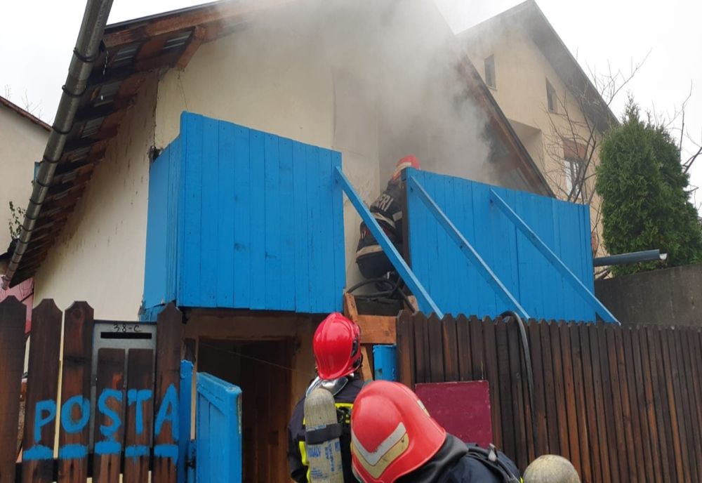 Incendiu la o casă din Piteşti! Pompierii intervin cu 5 autospeciale