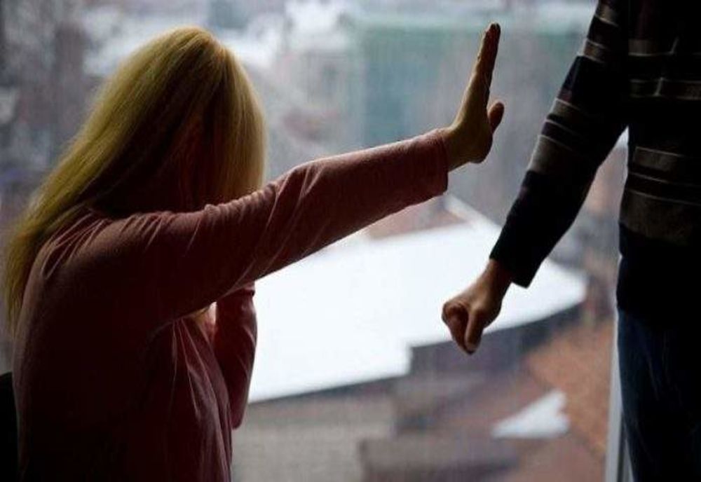 UPDATE! Tânăr reținut pentru că și-a lovit, hărțuit și tâlhărit fosta iubită