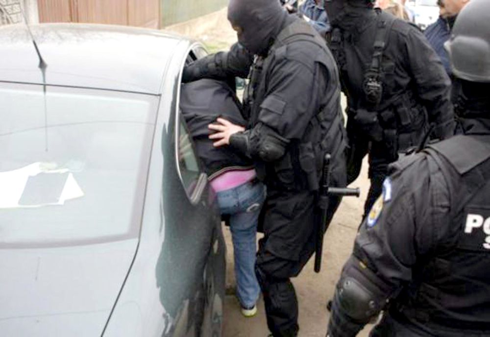 Tânăr capturat de poliţişti la o lună după ce a fost condamnat