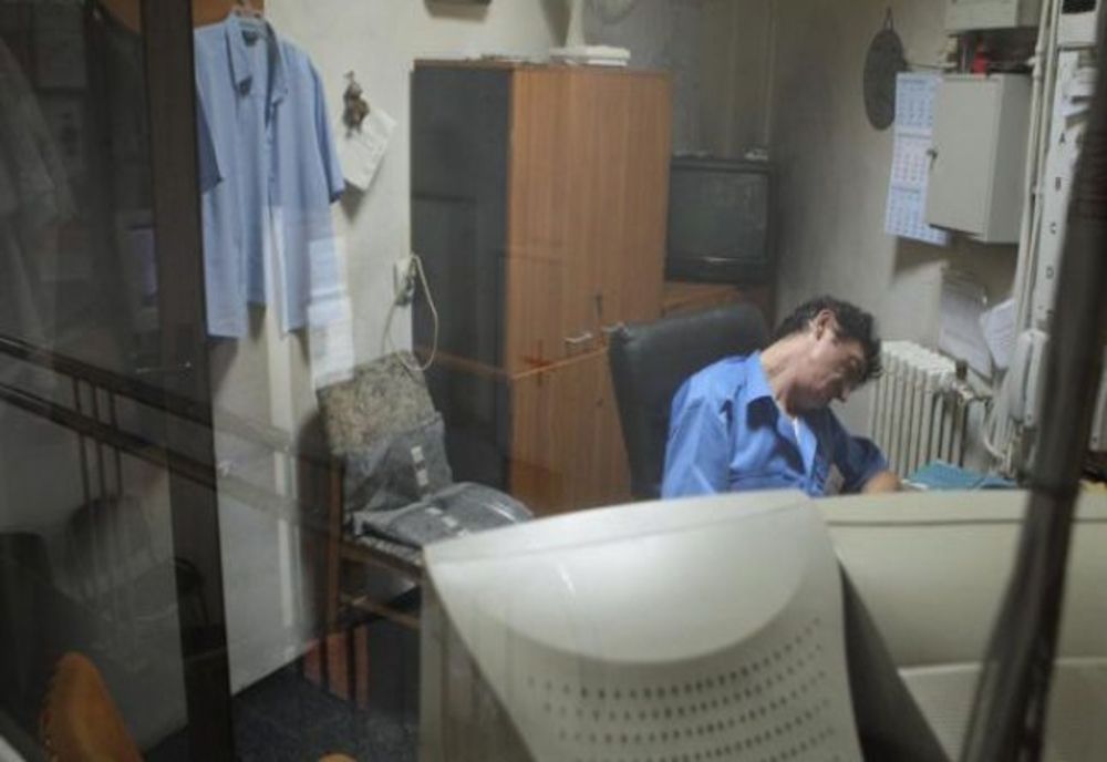 Paznicul dormea în post! Poliţişti au dat 9 amenzi!