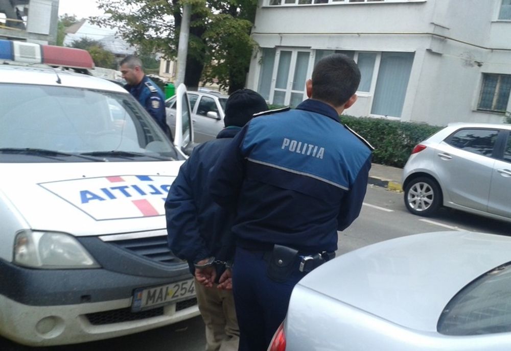 Bărbat arestat preventiv, după ce a atacat cu un cuțit vecinii care îl ajutau la nevoie