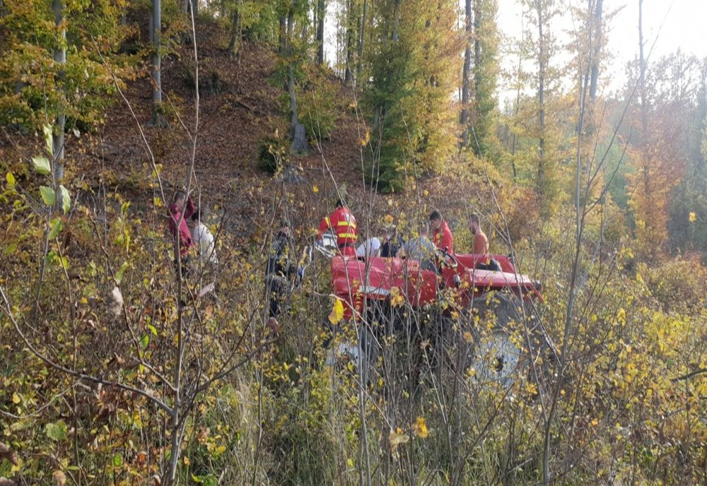 UPDATE! S-au răsturnat cu tractoarele pline cu lemne. Șoferii au ajuns la spital