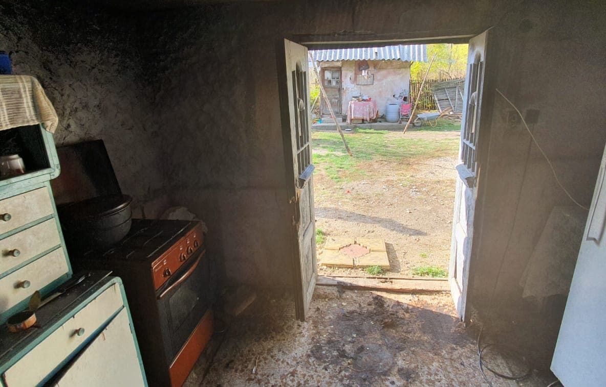 Video-Bătrân cu arsuri grave după ce i-au luat foc hainele