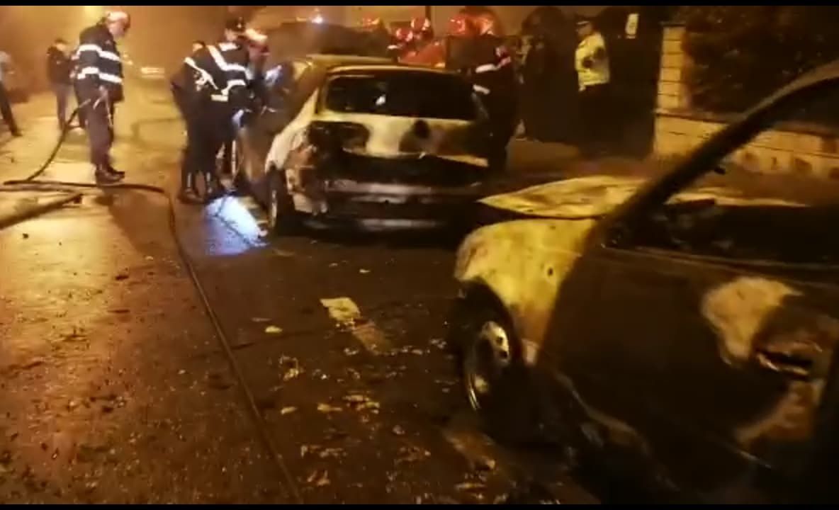 Video-Trei mașini distruse într-un incendiu, la Pitești! Cauza nu a fost stabilită