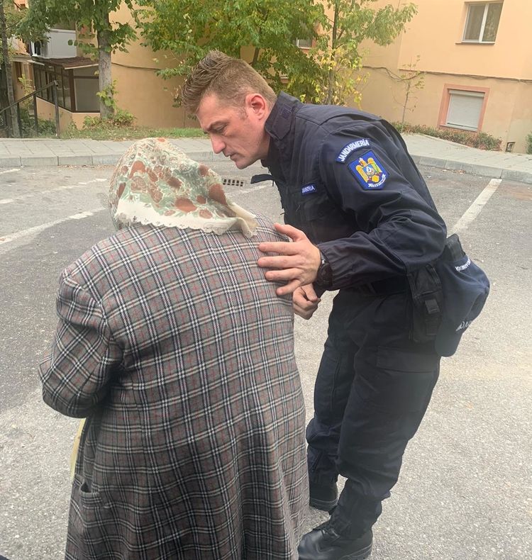 Bătrână rătăcită, găsită de jandarmi