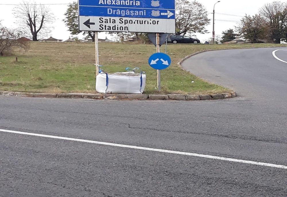 Pregătiri de iarnă! Saci cu antiderapant amplasați în Pitești