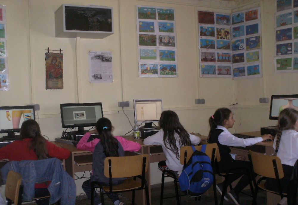 Calculatoare donate Clubului Copiilor Topoloveni