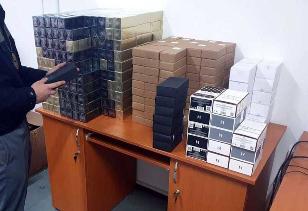 Aproape 300 de parfumuri contrafăcute, confiscate la Pitești