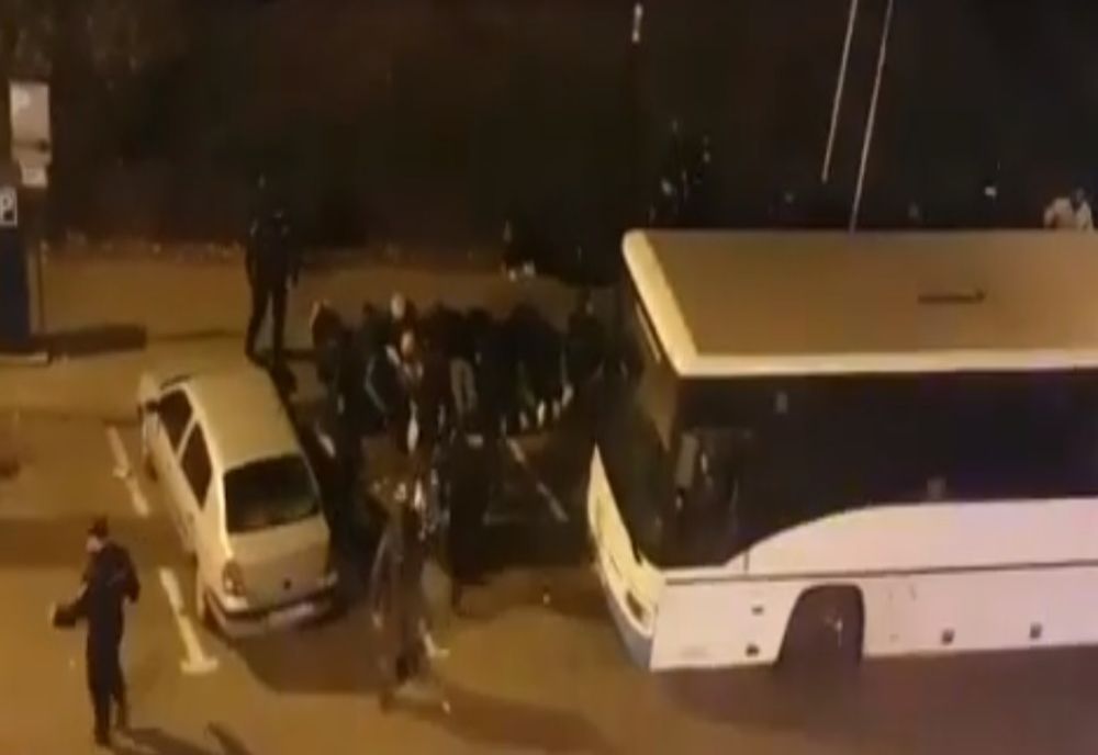 Scandal în centrul Piteștiului! Mai mulți suporteri ai Petrolului au fost conduși la sediul poliției