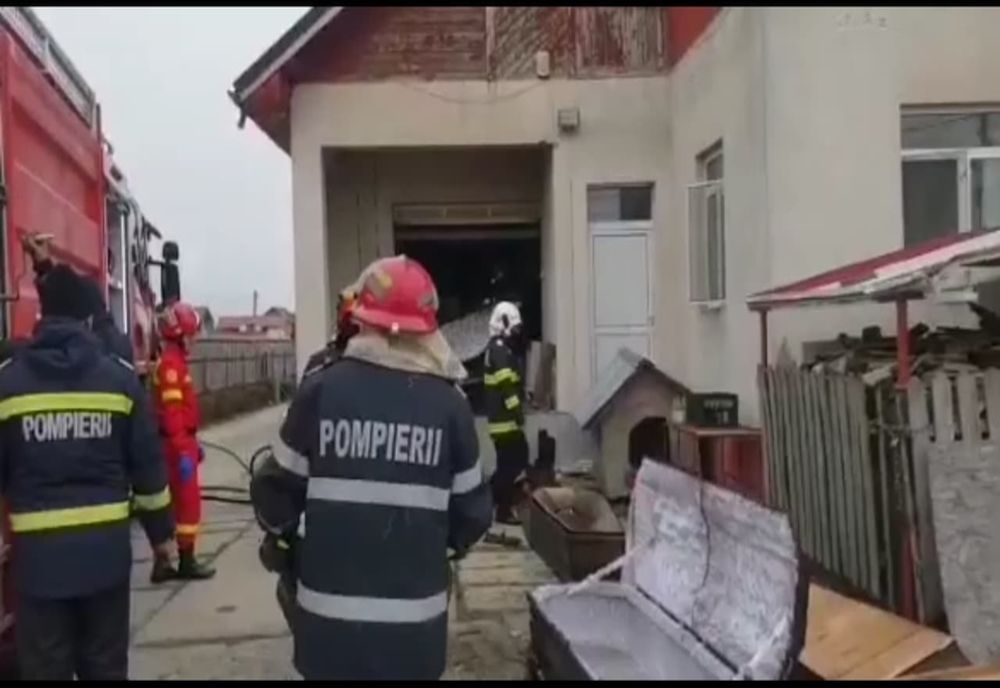 Au ars sicriele dintr-un depozit de pompe funebre