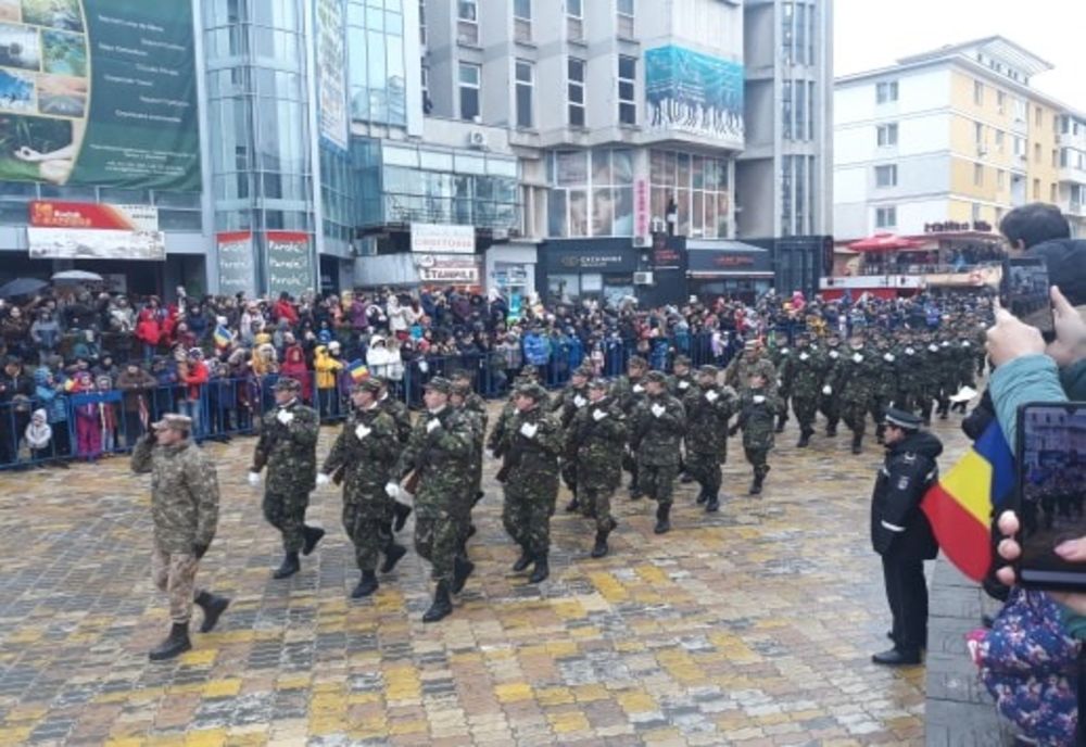 GALERIE FOTO - Paradă militară la Piteşti, de Ziua Naţională a României