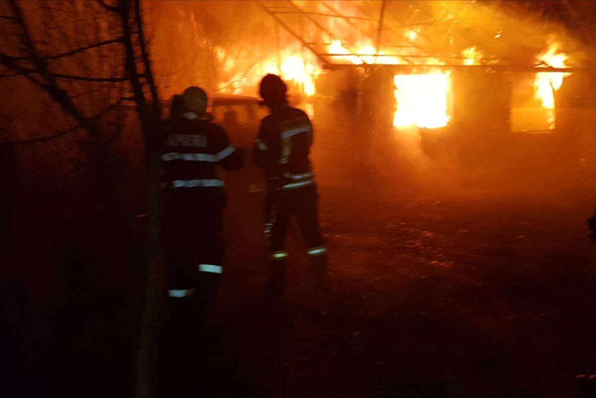 Video-A luat foc o casă din Pitești și a ars în întregime