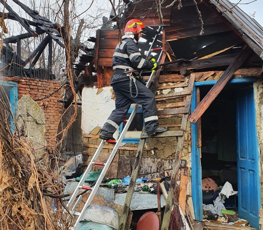 Video-A murit carbonizat în locuinţa cuprinsă de incendiu!