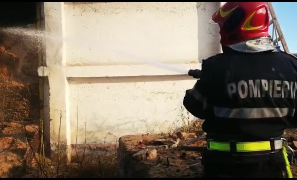 Video-Incendiu la fabrica de mobilă Alprom, în Piteşti