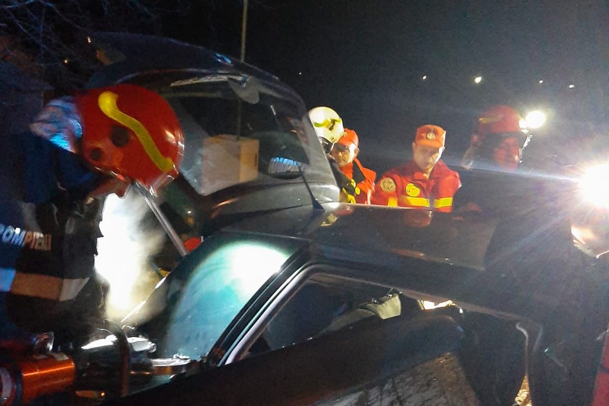 Tatăl mort în accident, alți patru răniți au ajuns la spital-Video