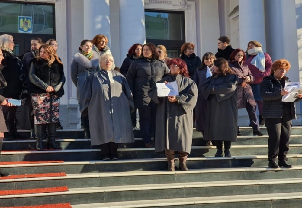 Grefierii au protestat la instanţele din Argeş