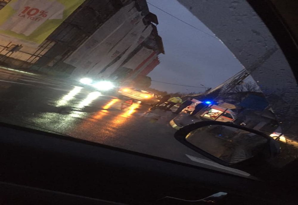 Octogenar accidentat când traversa regulamentar