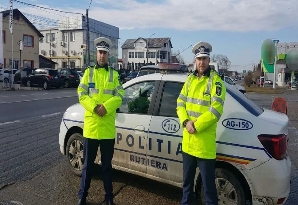 Tânără în stare gravă dusă la spital de echipajul de poliţie