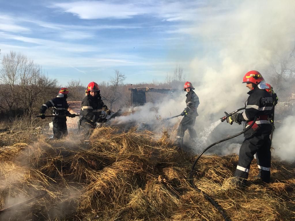 Video-De ciudă, proprietarul a dat foc gospodăriei la Dedulești!
