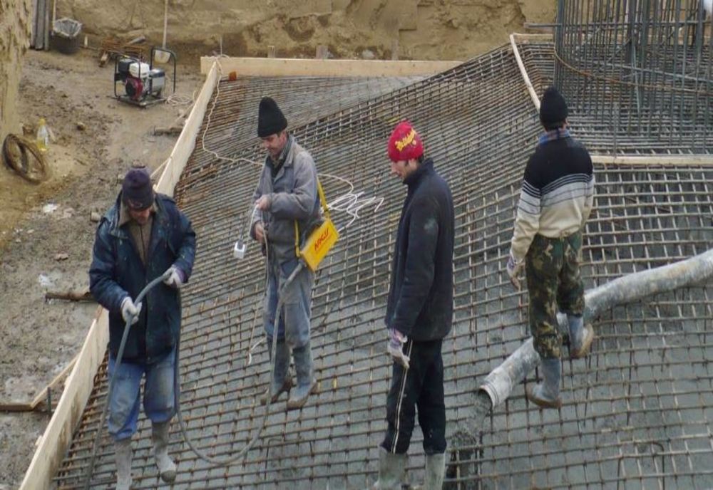 Inspectorii ITM Argeş au depistat 15 muncitori lucrând la negru