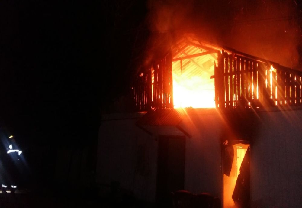 Video-Șase adulți și patru copii salvați dintr-un incendiu puternic!