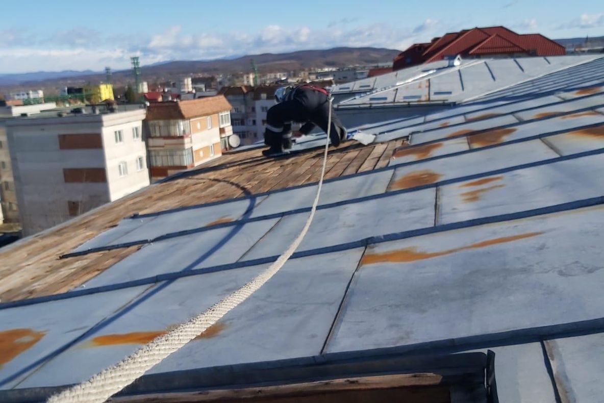 Video-Pompierii au intervenții riscante din cauza vântului puternic