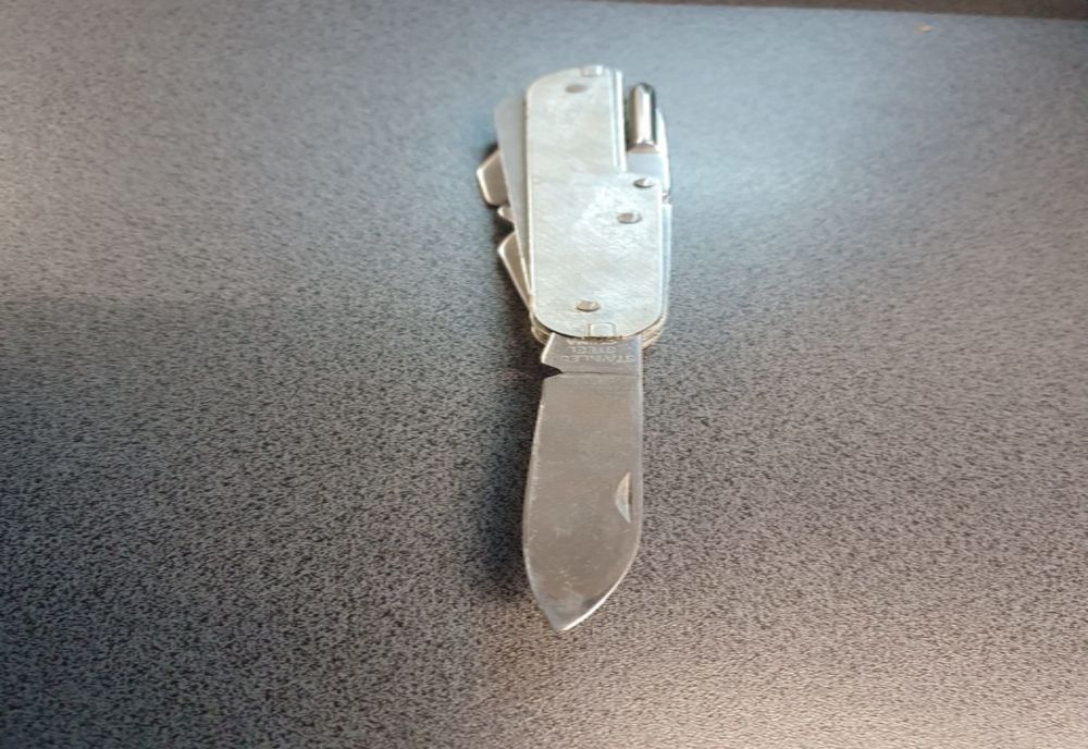 Elev înarmat cu un briceag la liceu, și-a amenințat un coleg!