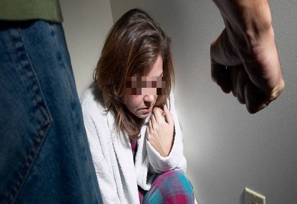 Sechestrată de fostul concubin în apartamentul ei!