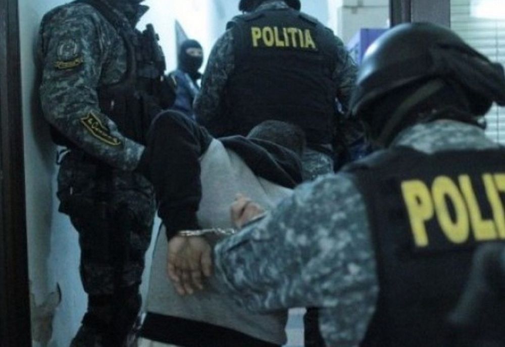 Video-Tâlharii mascați și înarmați cu un pistol, umiliți de o vânzătoare!