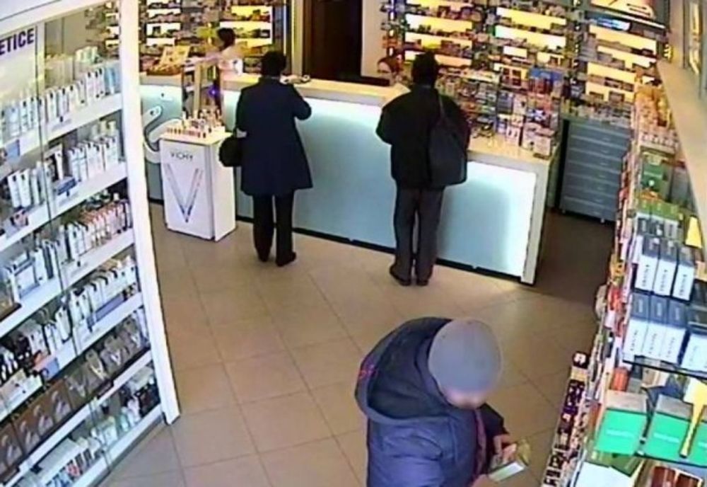 Reținut din cauză că i-au plăcut cosmeticele!