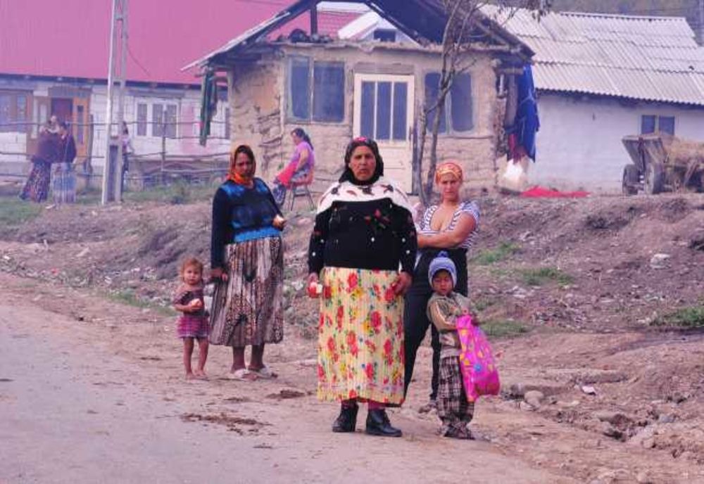 Romii aflaţi în izolare au AMENINȚAT funcționarii veniţi în control!